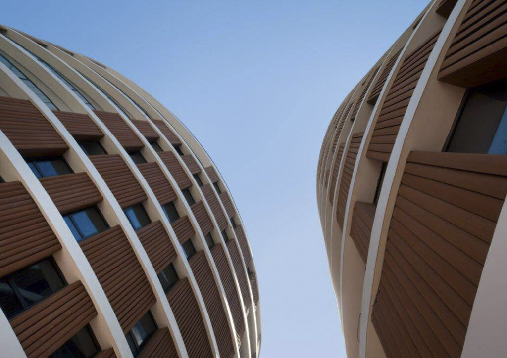 Frangisole effetto legno: un elemento di design per esterni e indoor